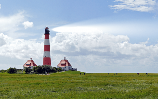 Leuchtturm an der Nordsee Rot-weiß gestreifter Leuchtturm an der Nordsee