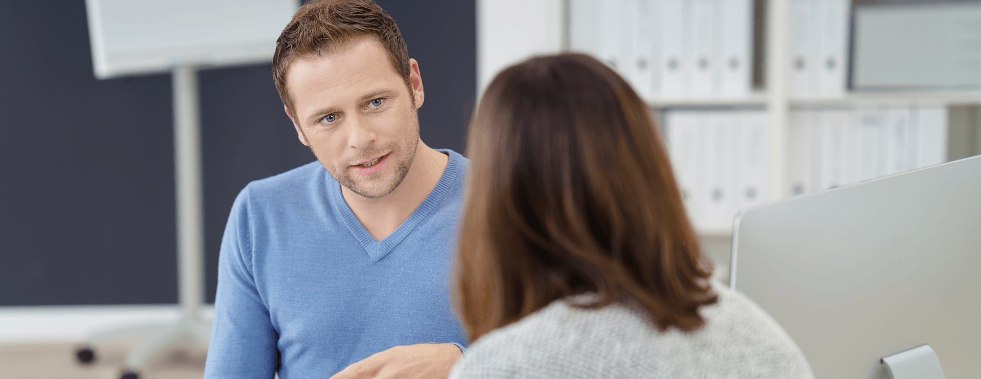 Ein Mann mit einer Frau im Büro führen Gespräch durch.