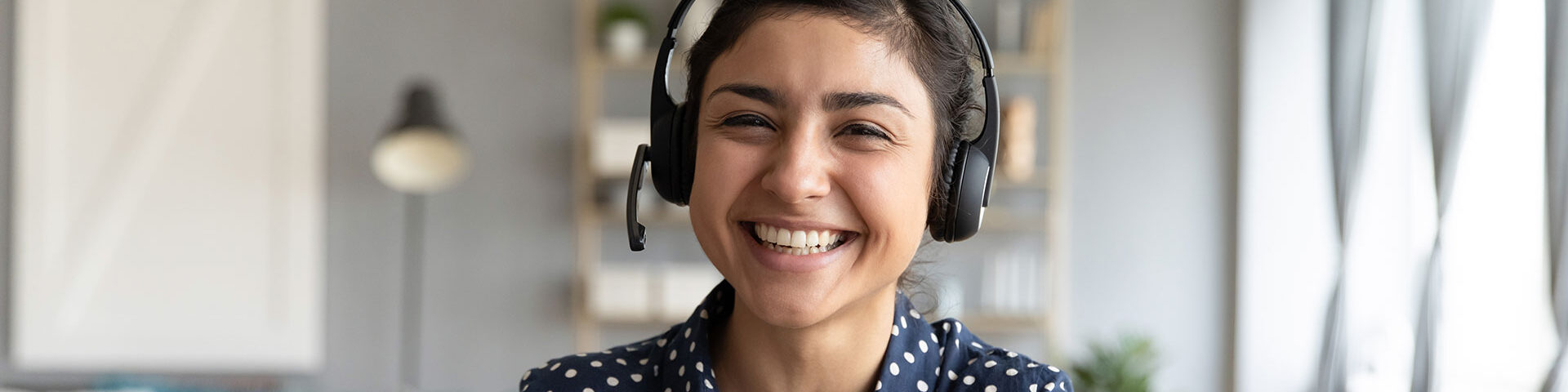 Frau mit Headset vor einem Notebook