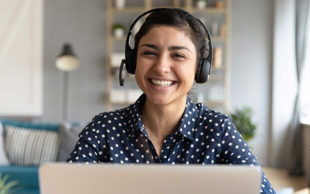 Frau mit Headset vor einem Notebook