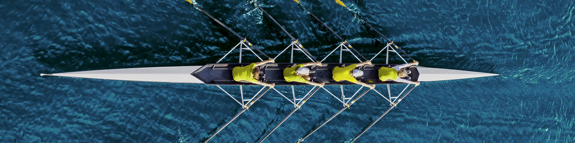 4er-Ruderboot auf offenem Gewässer