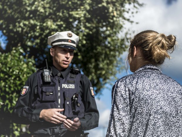 Beitragsbild zum Thema "Neu: Qualifizierungsfortbildung für erfahrene Polizeibeamtinnen und -beamte" Beitragsbild zum Thema "Neu: Qualifizierungsfortbildung für erfahrene Polizeibeamtinnen und -beamte"