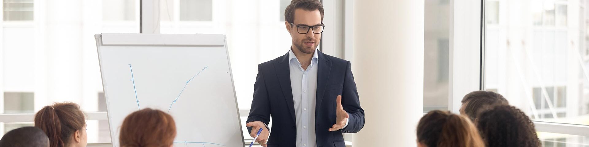 Referent vor einem Flipchart in einer Weiterbildung