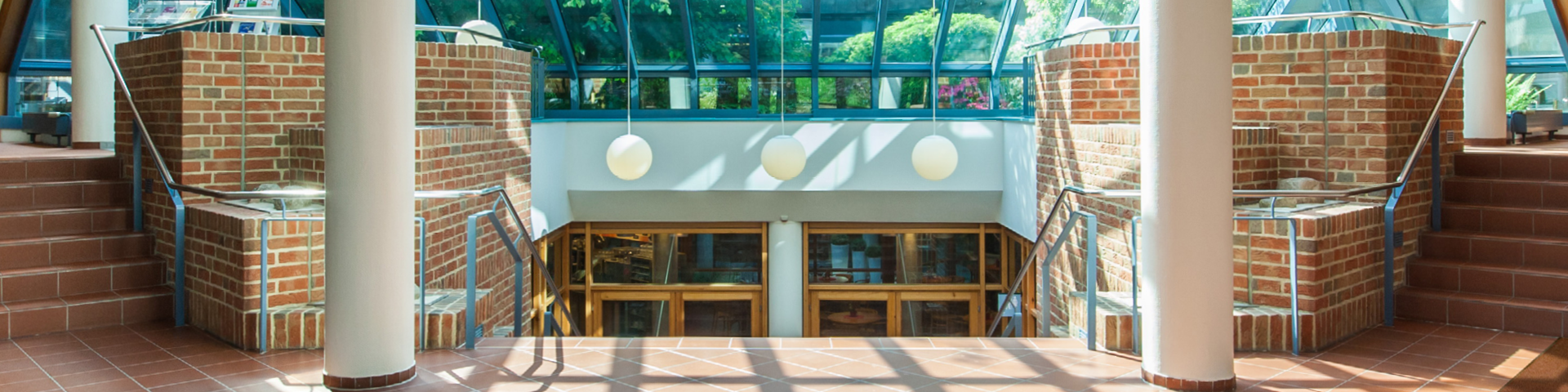 KOMMA Header VZK Lobby des VeranstaltungsZentrums