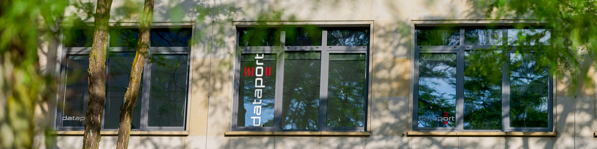 Header Dataport Sonnige Fassade des Gebäudes der Dataport Seminarräumlichkeiten.