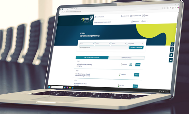 Ein Laptop zeigt sie KOMMA-Veranstaltungssuche, auf der verschiedene Schulungskurse aufgelistet sind.